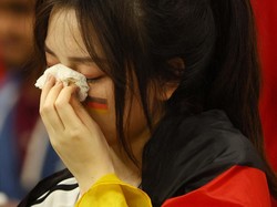 Pendukung Jerman mengusap air matanya seusai pertandingan di Al Bayt Stadium, Al Khor, Qatar.