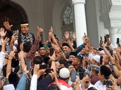 Anies Teken Petisi Dukungan Jadi Presiden di Masjid Baiturrahman