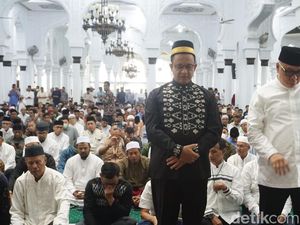 Anies Salat Jumat di Masjid Baiturrahman Aceh
