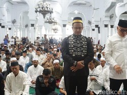 Anies Salat Jumat di Masjid Baiturrahman Aceh