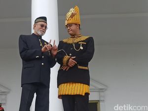 Kenakan Baju Adat Aceh, Anies Keliling Istana Wali Nanggroe