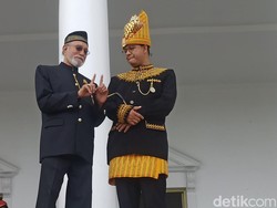 Kenakan Baju Adat Aceh, Anies Keliling Istana Wali Nanggroe