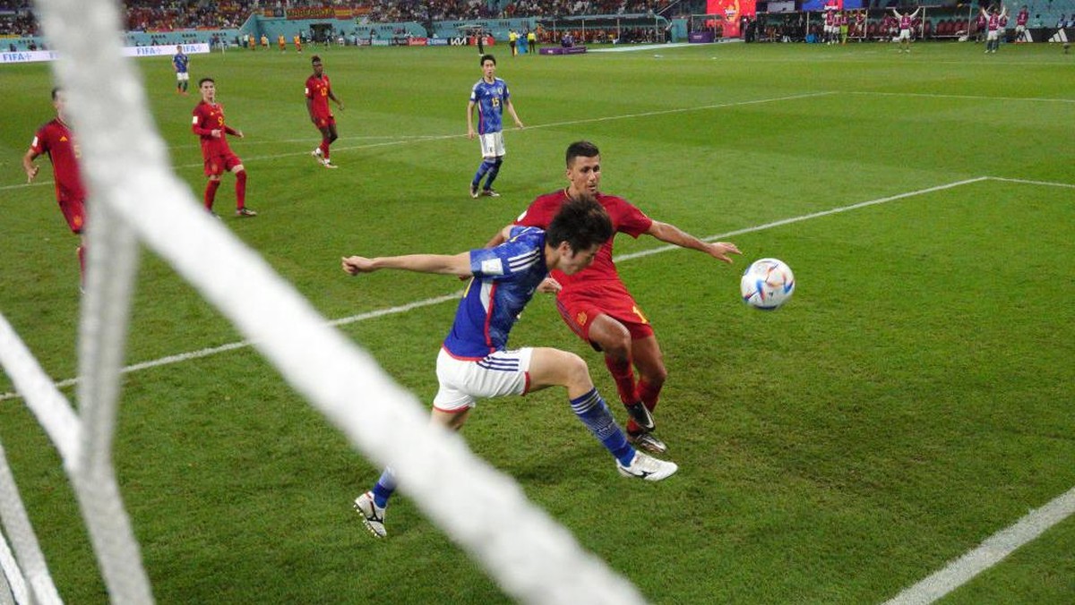 Gol Jepang ke gawang Spanyol dicetak Ao Tanaka lewat proses yang kontroversial. (Foto: Ryan Pierse/Getty Images)