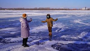 Bak Ice Skating, Sungai Songhua China Jadi Buruan Swafoto