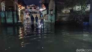 Potret Banjir yang Genangi Jalan Kopo Sayati Bandung