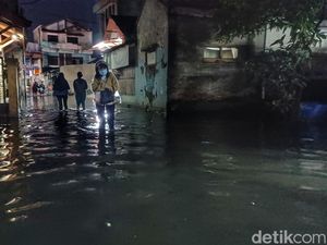 Potret Banjir yang Genangi Jalan Kopo Sayati Bandung Potret Banjir yang Genangi Jalan Kopo Sayati Bandung