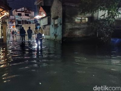 Potret Banjir yang Genangi Jalan Kopo Sayati Bandung