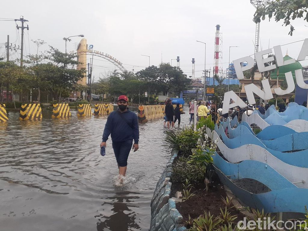 Potret Banjir Rob di Pelabuhan Tanjung Emas Semarang