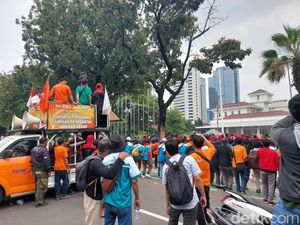 Buruh Geruduk Balai Kota DKI Minta UMP Naik 10,55%, Ini Tuntutan Lengkapnya