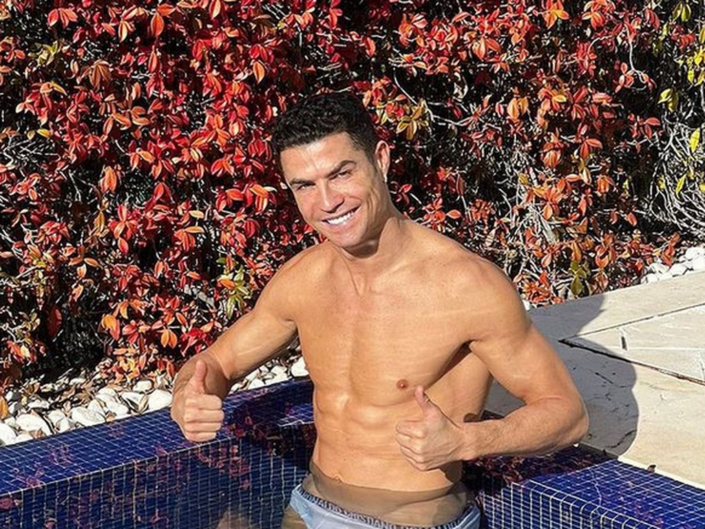 8 Foto Cristiano Ronaldo Shirtless, Buktikan Tubuhnya Tak Punya Tato