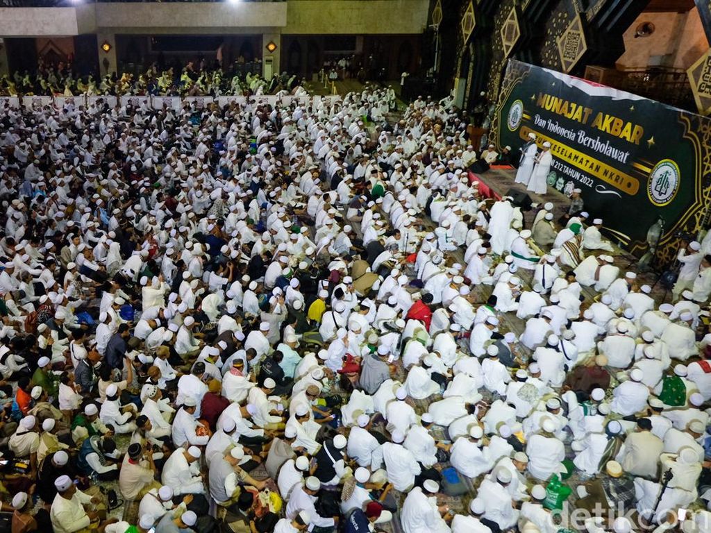 Momen Habib Rizieq Salat Berjamaah dengan Massa 212 di Masjid At-Tin