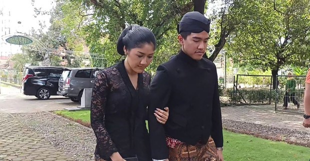 Erina Gudono dan Kaesang saat Berziarah