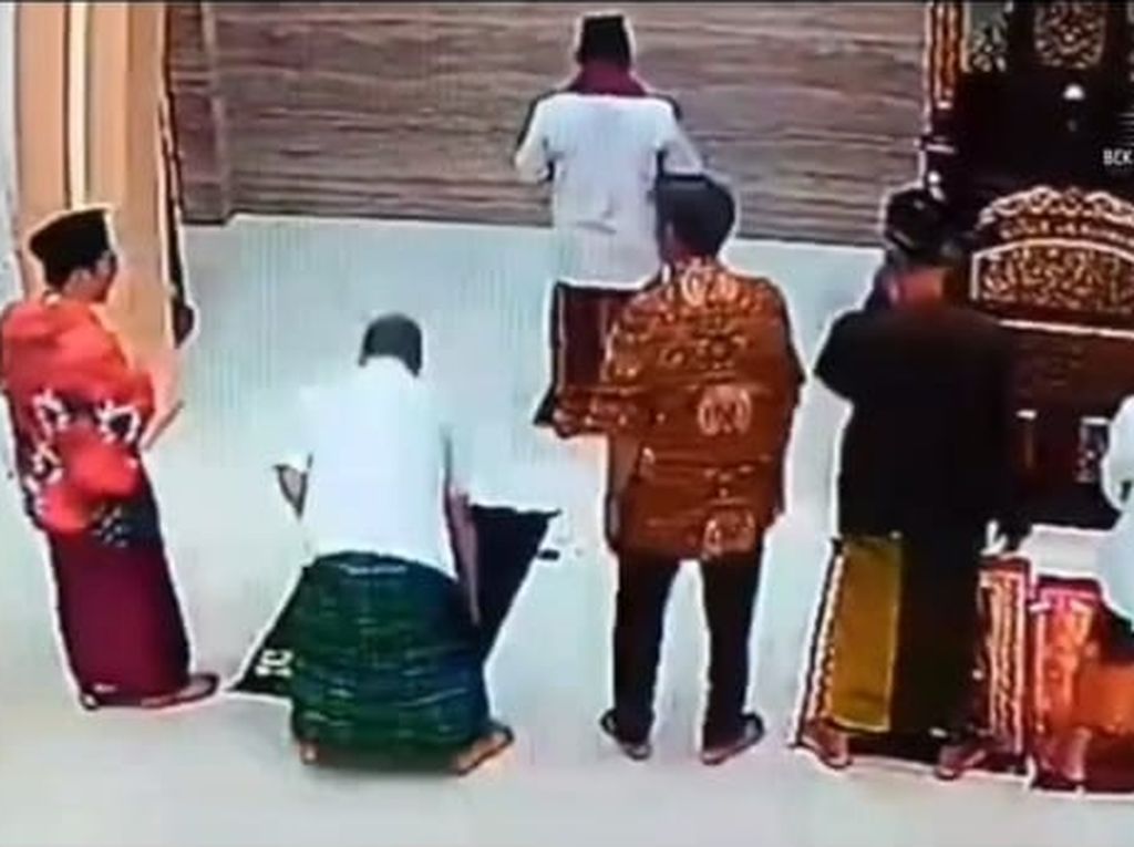 Rekaman CCTV Imam Masjid di Bekasi Dipukul Makmum