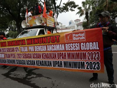 Geruduk Balai Kota, Buruh Tuntut Kenaikan UMP 10,55%