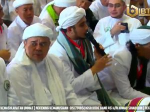 Habib Rizieq dan Massa Reuni 212 Salat Subuh Berjemaah di Masjid At-Tin Habib Rizieq dan Massa Reuni 212 Salat Subuh Berjemaah di Masjid At-Tin
