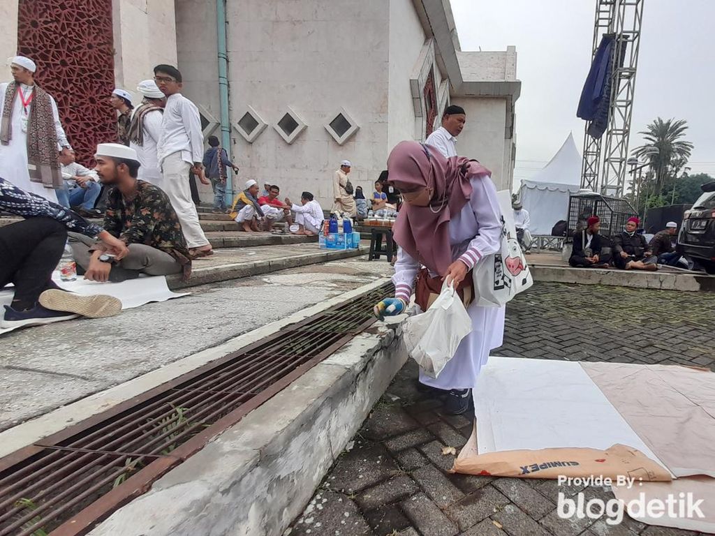 Cerita Ibu dari Tangerang Jaga Reuni 212 dari Sampah di Masjid At-Tin