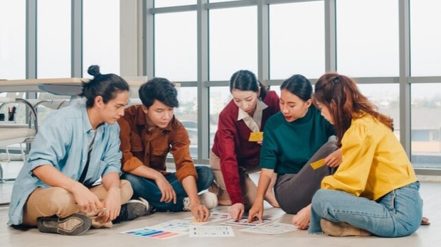 Ilustrasi berdiskusi/Foto: Freepik.com/tirachardz Keterampilan kecerdasan interpersonal yang wajib dikuasai