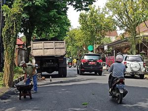 Ada Proyek Perbaikan, Lalin 5 Jalan di Tabanan Tersendat