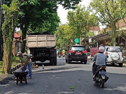 Ada Proyek Perbaikan, Lalin 5 Jalan di Tabanan Tersendat