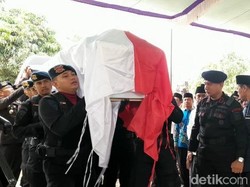 Anggota Brimob Korban KKB Papua Disambut Tangis Keluarga di Rumah Duka