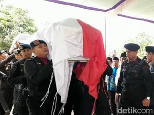 Anggota Brimob Korban KKB Papua Disambut Tangis Keluarga di Rumah Duka Anggota Brimob Korban KKB Papua Disambut Tangis Keluarga di Rumah Duka