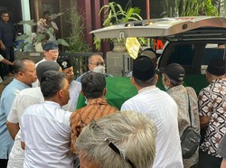 Tangis Keluarga Pecah Saat Jenazah Ferry Mursyidan Tiba di Rumah Duka