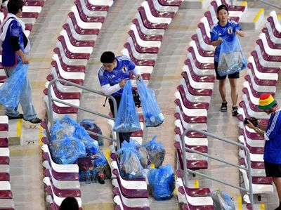 Jepang Juara Grup, Aksi Bersih-bersih Stadion Makin Semangat