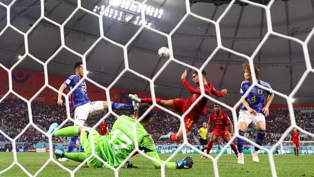 Soccer Football - FIFA World Cup Qatar 2022 - Group E - Japan v Spain - Khalifa International Stadium, Doha, Qatar - December 1, 2022  Japan's Maya Yoshida in action with Spain's Ferran Torres REUTERS/Kim Hong-Ji