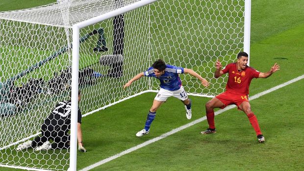 Soccer Football - FIFA World Cup Qatar 2022 - Group E - Japan v Spain - Khalifa International Stadium, Doha, Qatar - December 1, 2022 Japan's Ao Tanaka scores their second goal REUTERS/Jennifer Lorenzini