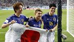 Samurai Biru Jepang Luar Biasa! Tebas 2 Juara Dunia di Grup Neraka