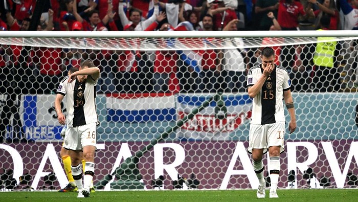 Jerman: Kemarin Tutup Mulut, Kini Tutup Mata Jerman tersingkir dari Piala Dunia 2022. Sempat melakukan aksi tutup mulut sebagai simbol protes pelarangan simbol LGBT, pemain Jerman kini tutup mata usai gagal lolos.