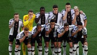 Timnas Jerman juga sempat membuat kontroversi di Piala Dunia 2022 lewat aksi tutup mulut menolak larangan LGBT. Manuel Neuer dkk membuat heboh dengan gestur tutup mulut saat sesi foto tim sebelum kick-off. Aksi tutup mulut tersebut dilakukan Jerman sebagai bentuk protes atas larangan kampanye One Love di Piala Dunia 2022. FIFA dan Qatar melarang atribut LGBT ditampilkan selama turnamen berlangsung. Serhat Cagdas/Anadolu Agency/Getty Images