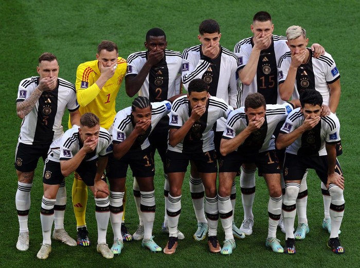 Jerman tersingkir dari Piala Dunia 2022. Sempat melakukan aksi tutup mulut sebagai simbol protes pelarangan simbol LGBT, pemain Jerman kini tutup mata usai gagal lolos.