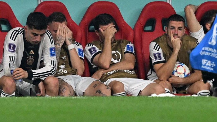 Jerman tersingkir dari Piala Dunia 2022. Sempat melakukan aksi tutup mulut sebagai simbol protes pelarangan simbol LGBT, pemain Jerman kini tutup mata usai gagal lolos.