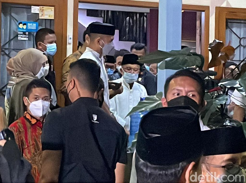 Jusuf Kalla Melayat ke Rumah Duka Ferry Mursyidan Jusuf Kalla Melayat ke Rumah Duka Ferry Mursyidan