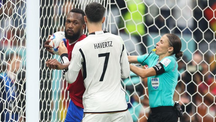 Kai Havertz AL KHOR, QATAR - DECEMBER 01: Kai Havertz #7 of Germany tries to take the ball from Kendall Waston #19 of Costa Rica after scoring his team's second goal during the FIFA World Cup Qatar 2022 Group E match between Costa Rica and Germany at Al Bayt Stadium on December 1, 2022 in Al Khor, Qatar. (Photo by Liu Lu/VCG via Getty Images)