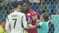 Insiden rebutan bola ini sampai bikin wasit turun tangan melerai. Foto: Anadolu Agency via Getty Images/Anadolu Agency