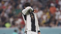 Di atas lapangan, Havertz juga beberapa kali memperlihatkan ekspresi tutup muka semacam ini di tengah situasi Jerman yang di ujung tanduk. Foto: Getty Images/Alexander Hassenstein