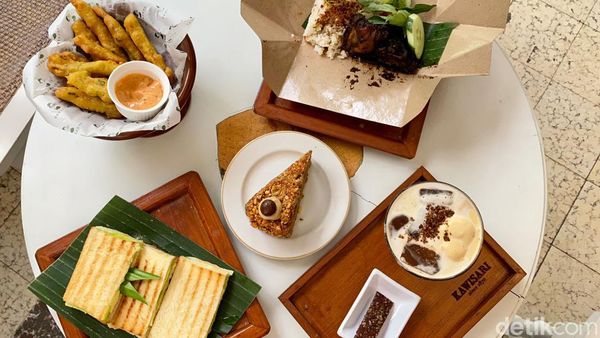 Slurrp! Nikmatnya Madeleine Koffie dan Roti Kaya di Kafe 150 Tahun