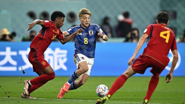 Kejutan Jepang, Sikat 2 Juara Dunia di Grup Neraka Japan's midfielder #08 Ritsu Doan (C) fights for the ball with Japan's midfielder #14 Junya Ito (L) and Spain's defender #04 Pau Torres during the Qatar 2022 World Cup Group E football match between Japan and Spain at the Khalifa International Stadium in Doha on December 1, 2022. (Photo by Philip FONG / AFP) (Photo by PHILIP FONG/AFP via Getty Images)