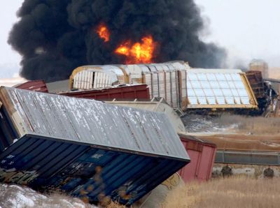 Kereta Anjlok dan Terbakar di Kanada