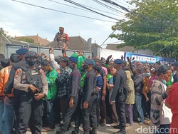 Berdesakan Antre Nasi Kotak-Uang Rp 100 Ribu di Solo, 3 Orang Pingsan