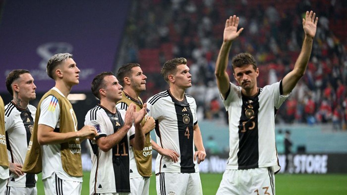 Germanys players gesture to fans at the end of the Qatar 2022 World Cup Group E football match between Costa Rica and Germany at the Al-Bayt Stadium in Al Khor, north of Doha on December 1, 2022. (Photo by Ina Fassbender / AFP) (Photo by INA FASSBENDER/AFP via Getty Images)