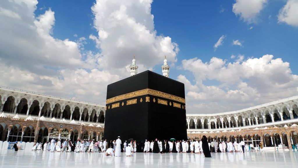 Istimewanya Kiswah Kabah, Terbuat dari Kain Sutra dan Berhias Benang Emas Istimewanya Kiswah Kabah, Terbuat dari Kain Sutra dan Berhias Benang Emas