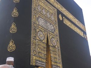 Ke Mana Kiswah Kakbah yang Sudah Tak Terpakai? Ke Mana Kiswah Kakbah yang Sudah Tak Terpakai?