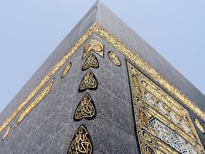 Siapa Orang Pertama yang Menutup Kabah dengan Kiswah? Ini Sosoknya Siapa Orang Pertama yang Menutup Kabah dengan Kiswah? Ini Sosoknya