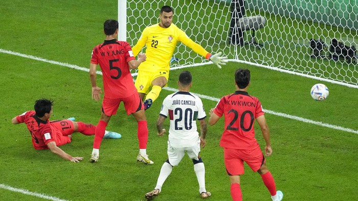 South Koreas Kim Young-gwon, left, scores his sides first goal during the World Cup group H soccer match between South Korea and Portugal, at the Education City Stadium in Al Rayyan, Qatar, Friday, Dec. 2, 2022. (AP Photo/Darko Bandic)