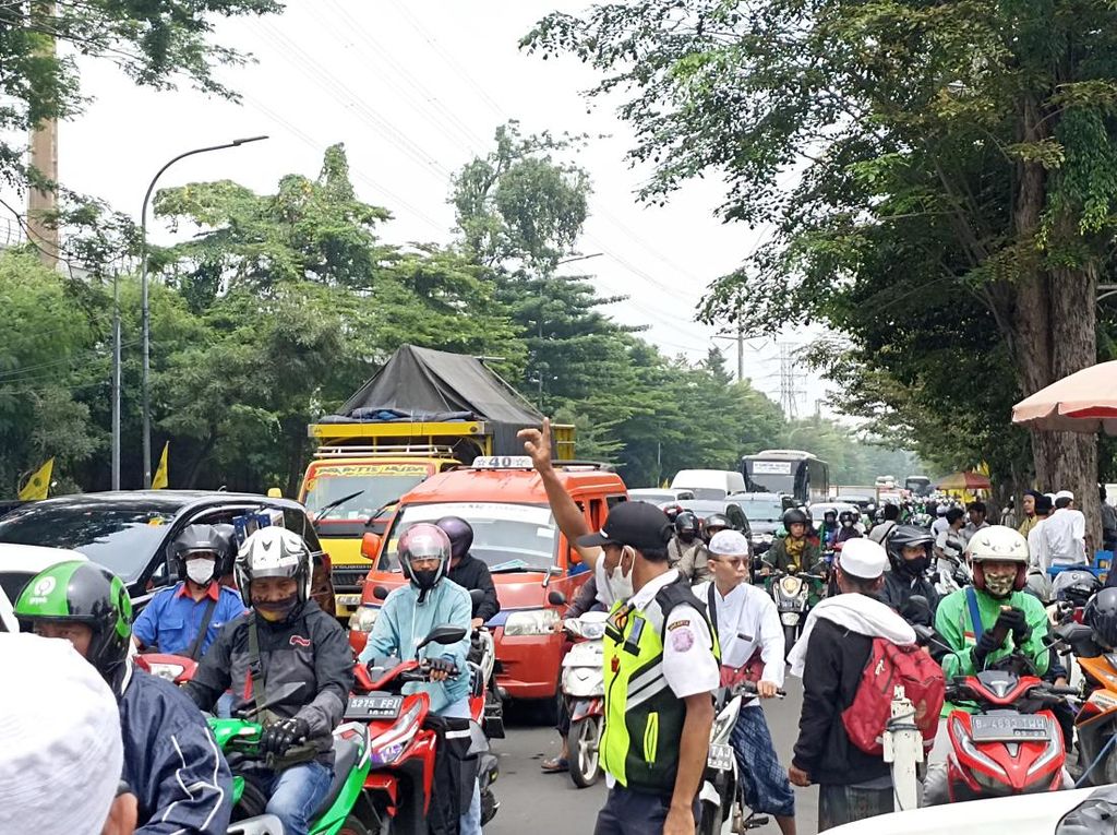 Massa Reuni 212 Bubar, Lalu Lintas di Sekitar Taman Mini Tersendat Massa Reuni 212 Bubar, Lalu Lintas di Sekitar Taman Mini Tersendat