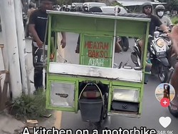 Liburan ke Bali, Bule Ini Kaget Liat Gerobak Makanan Dibawa Pakai Motor