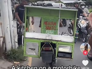 Liburan ke Bali, Bule Ini Kaget Liat Gerobak Makanan Dibawa Pakai Motor Liburan ke Bali, Bule Ini Kaget Liat Gerobak Makanan Dibawa Pakai Motor